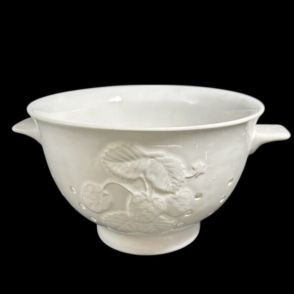 DesignPac Strawberry Patch Embossed White Ceramic Colander 8" Round w Handles - Picture 6 of 10